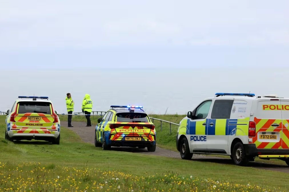 Camionnette accidentée au pied d’une falaise à Marsden, secours et véhicules d’urgence sur place
