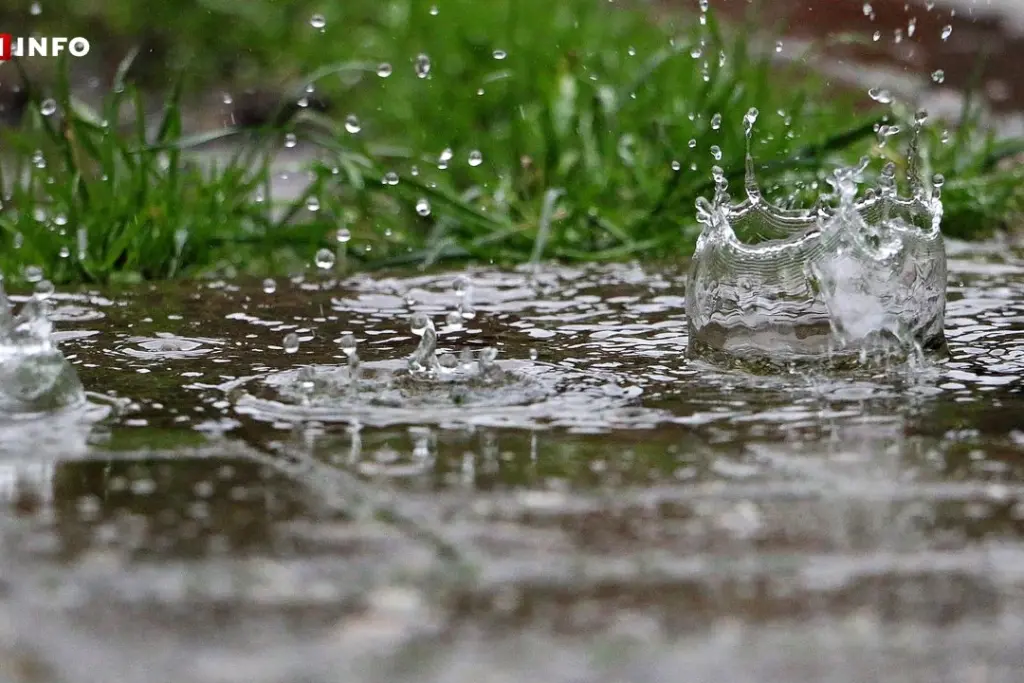 Carte météo montrant la Sarthe et la Mayenne en vigilance orange pluie-inondation, zones en orange