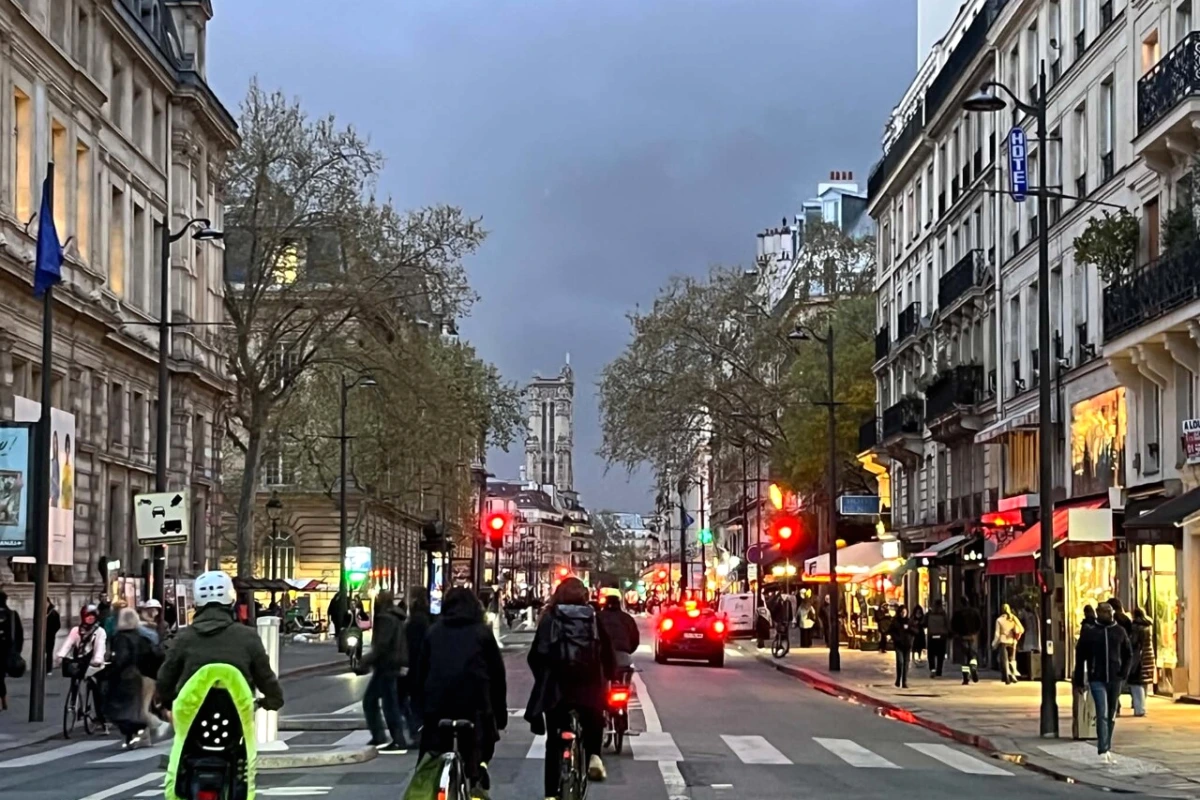 Ciel orageux au-dessus de Paris, nuages sombres et pluie sur les toits, passants sous parapluies