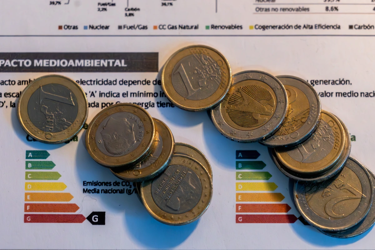 Compteur électrique et facture de gaz naturel sur une table, mention TVA à 21% dès le 1er juin
