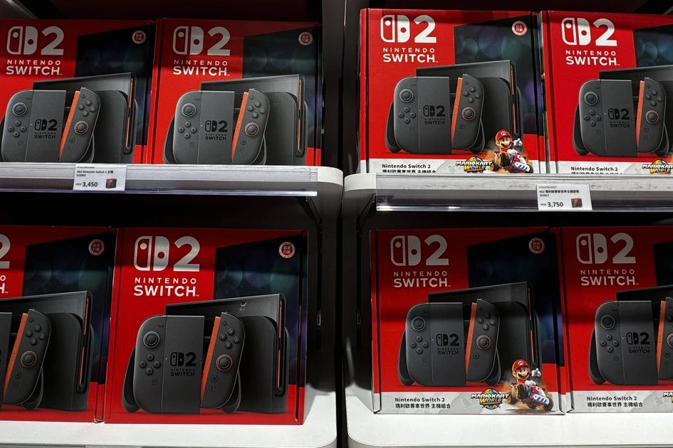 Console Nintendo Switch 2 posée sur une table, avec étiquette de prix en hausse affichée à côté