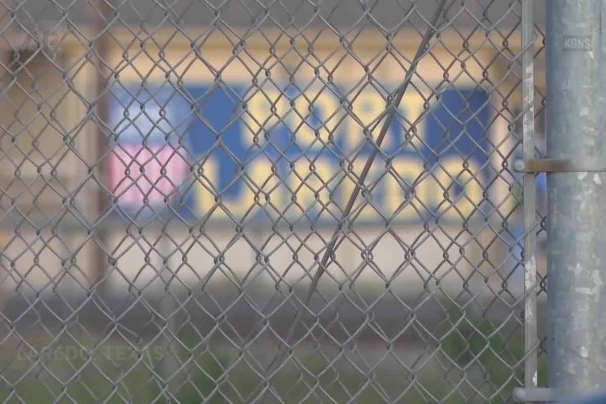 Conteneur de transport près du Texas, entouré de policiers et d’ambulances après 6 morts, coup de chaleur suspecté