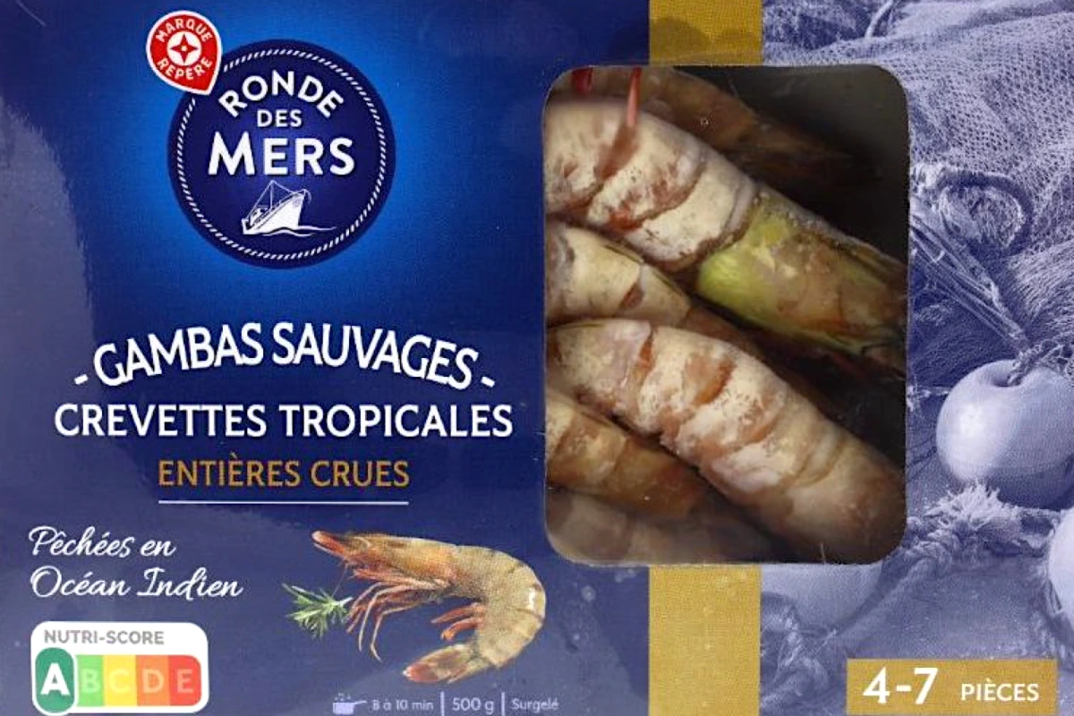 Crevettes surgelées E. Leclerc dans un sachet ouvert, posées sur un plan de travail de cuisine