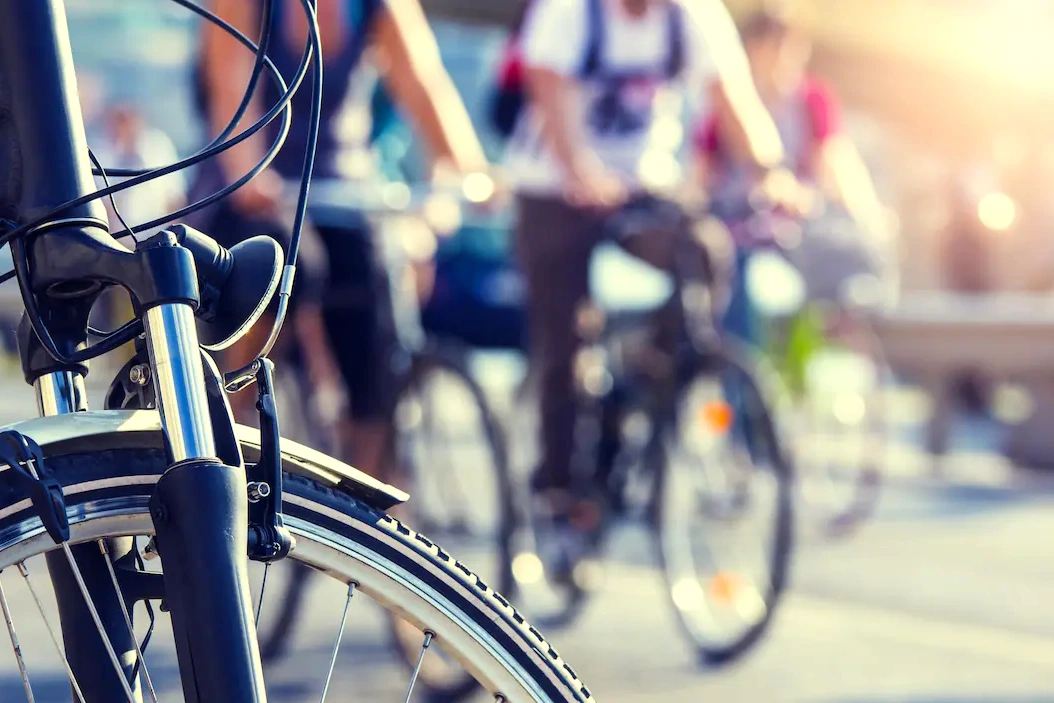 Cyclistes rassemblés au centre-ville de Montréal de nuit, sous des lampadaires, pour le Tour la Nuit annulé