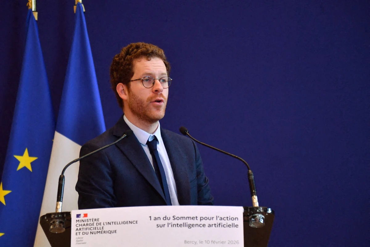 David Amiel en costume, photographié lors d’une prise de parole officielle à l’Assemblée nationale.