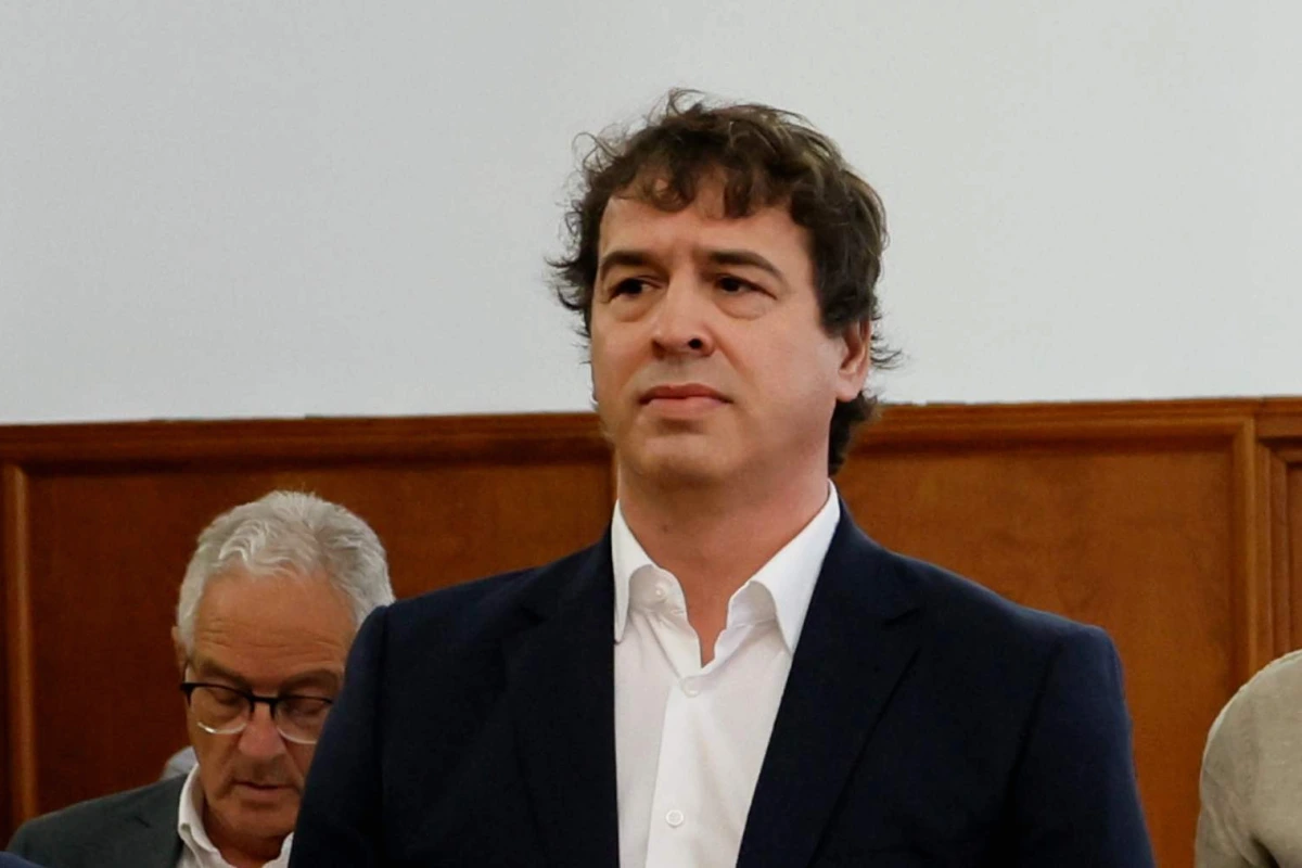 David Sánchez arrivant au tribunal, entouré de journalistes et de caméras devant le bâtiment judiciaire