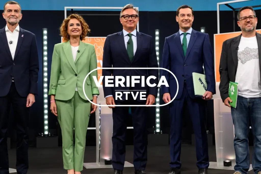 Débat des élections andalouses à la télévision, candidats sur un plateau éclairé avec pupitres et écrans de fond