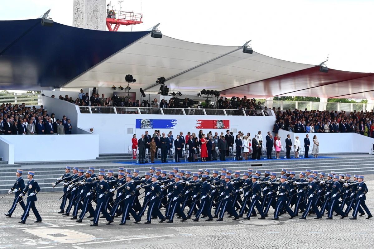 Défilé militaire du 14-Juillet sur les Champs-Élysées, troupes en formation et drapeaux français