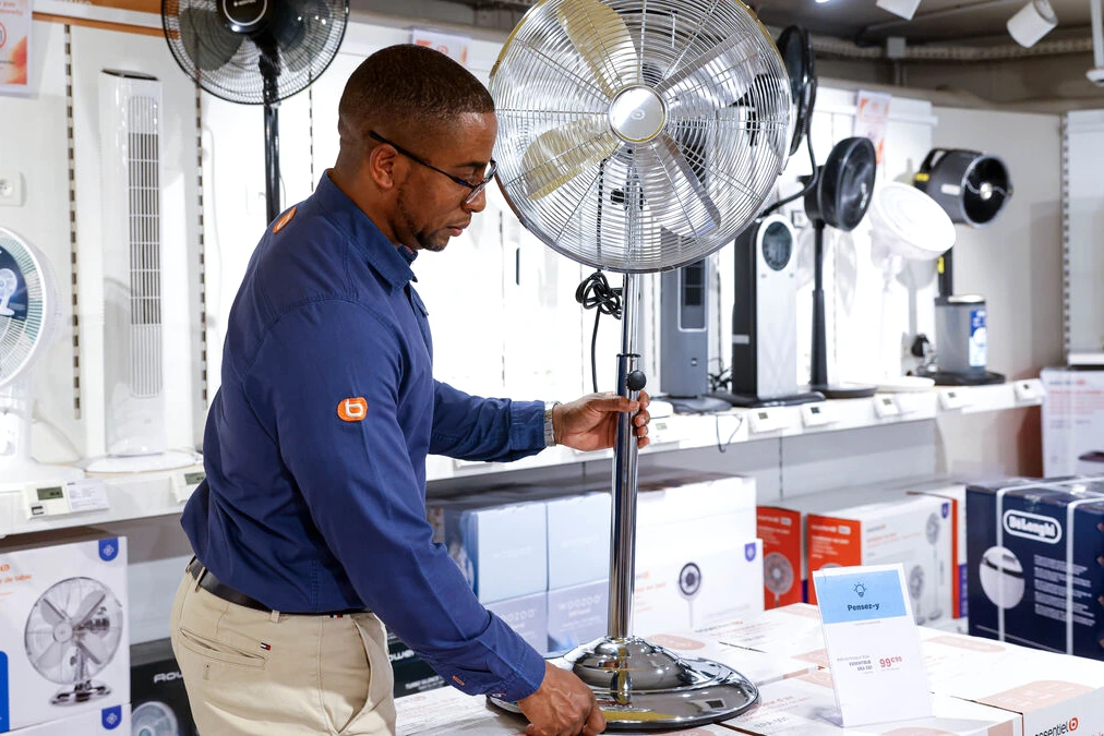 Des Parisiens achètent des ventilateurs et une climatisation dans un magasin d’électroménager.