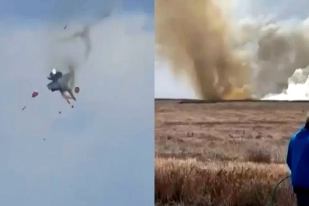 Deux chasseurs de l’US Navy en vol lors d’un meeting aérien en Idaho, se percutant dans le ciel.