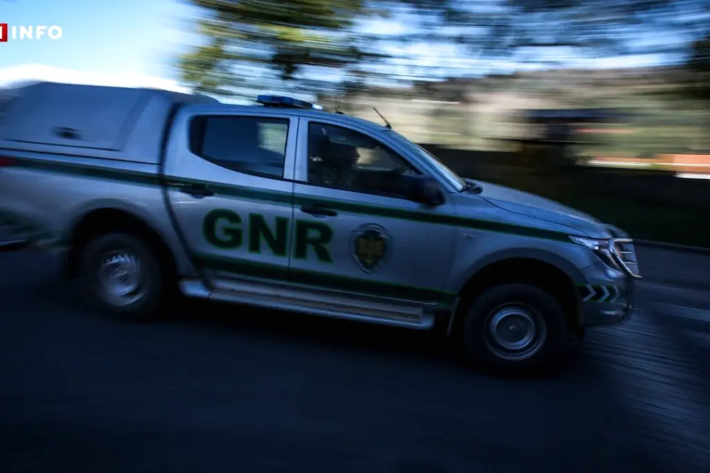 Deux enfants au Portugal assis sur un trottoir, avec leur mère et leur beau-père en arrière-plan flou