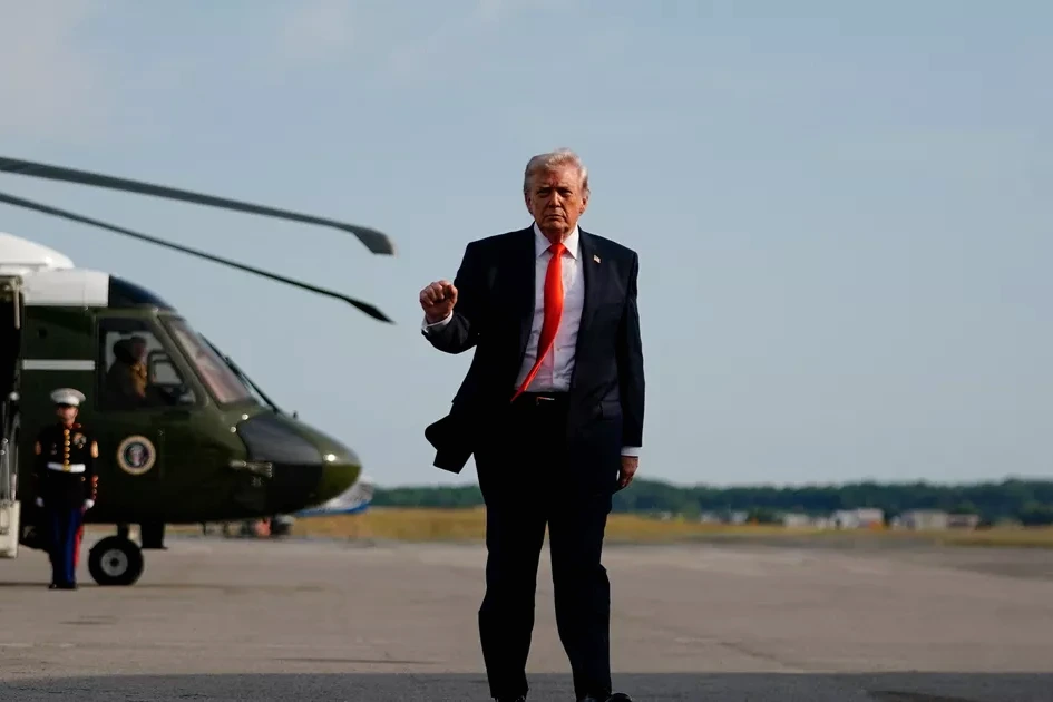 Donald Trump au pupitre, devant des drapeaux américains, lors d’une déclaration à la presse.
