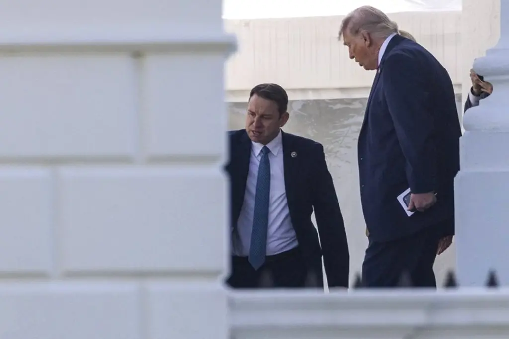 Donald Trump devant des drapeaux américains, avec la Cour suprême des États-Unis en arrière-plan
