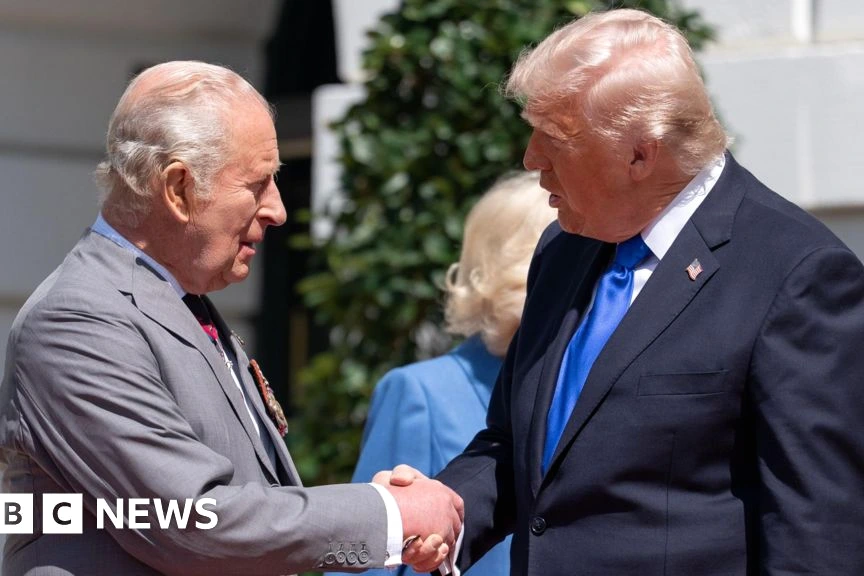 Donald Trump devant des drapeaux américains, avec une bouteille de whisky écossais sur un pupitre