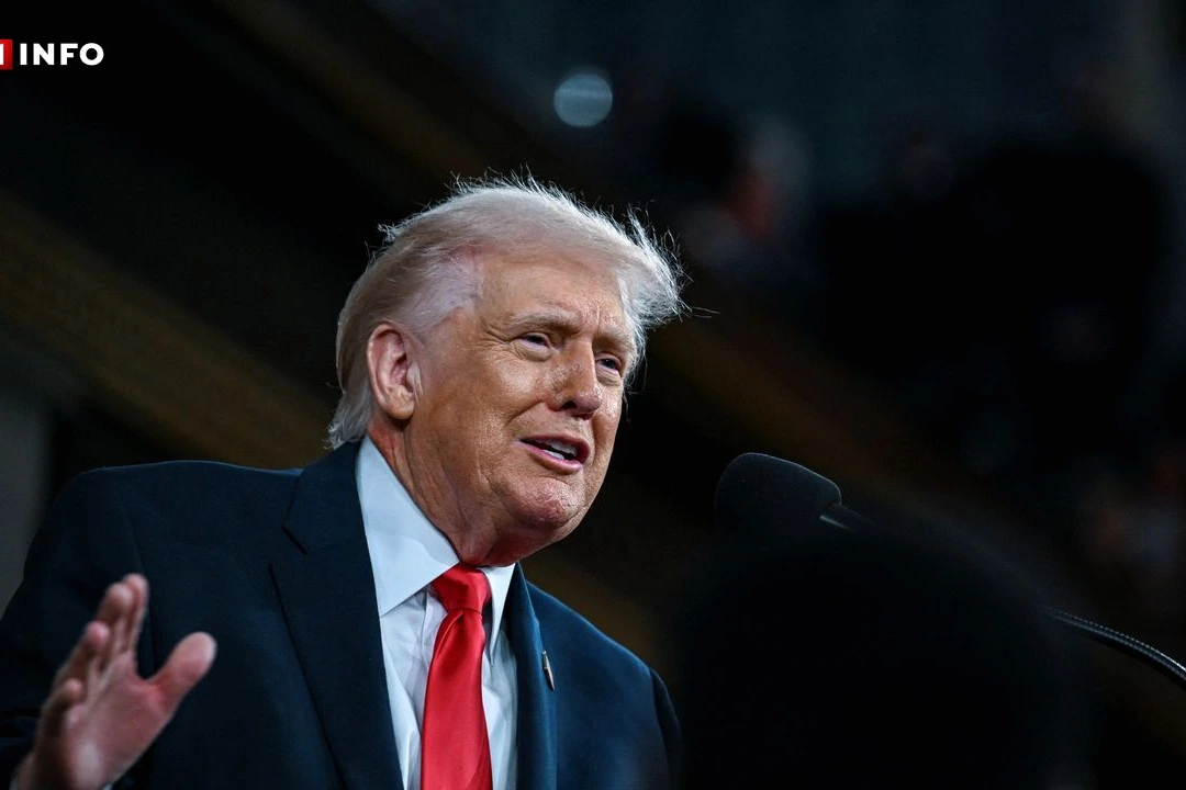 Donald Trump devant des drapeaux américains, s’exprimant à un pupitre lors d’une conférence de presse.