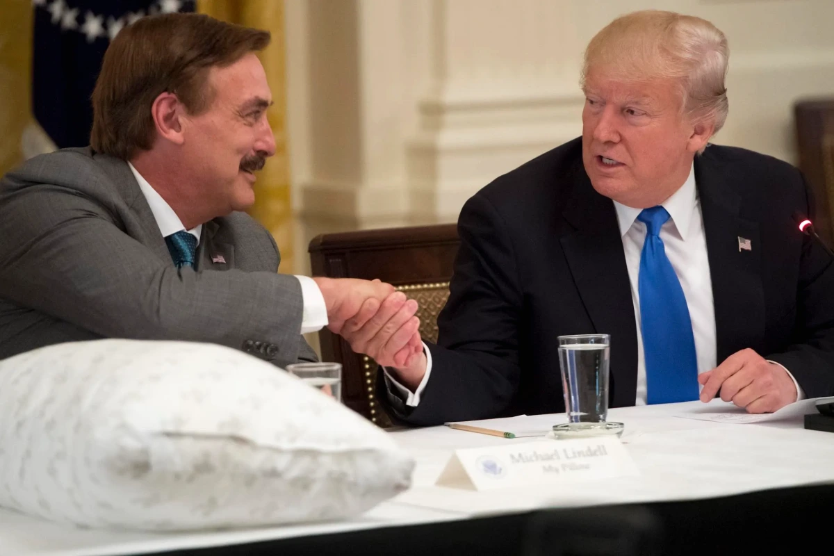 Donald Trump devant des drapeaux américains, visage sérieux, en gros plan lors d’un discours