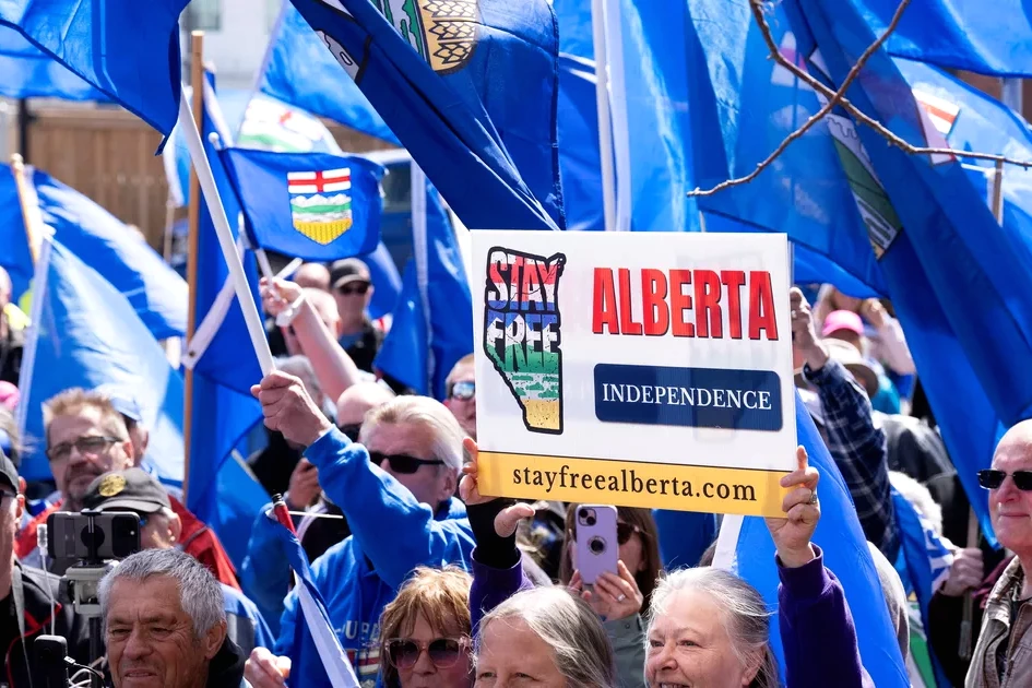 Drapeau de l’Alberta flottant devant un bâtiment gouvernemental, évoquant le camp séparatiste en Alberta