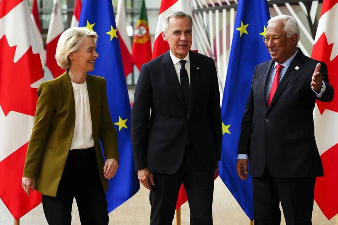 Drapeau du Canada devant des drapeaux européens lors du Sommet de la Communauté politique européenne