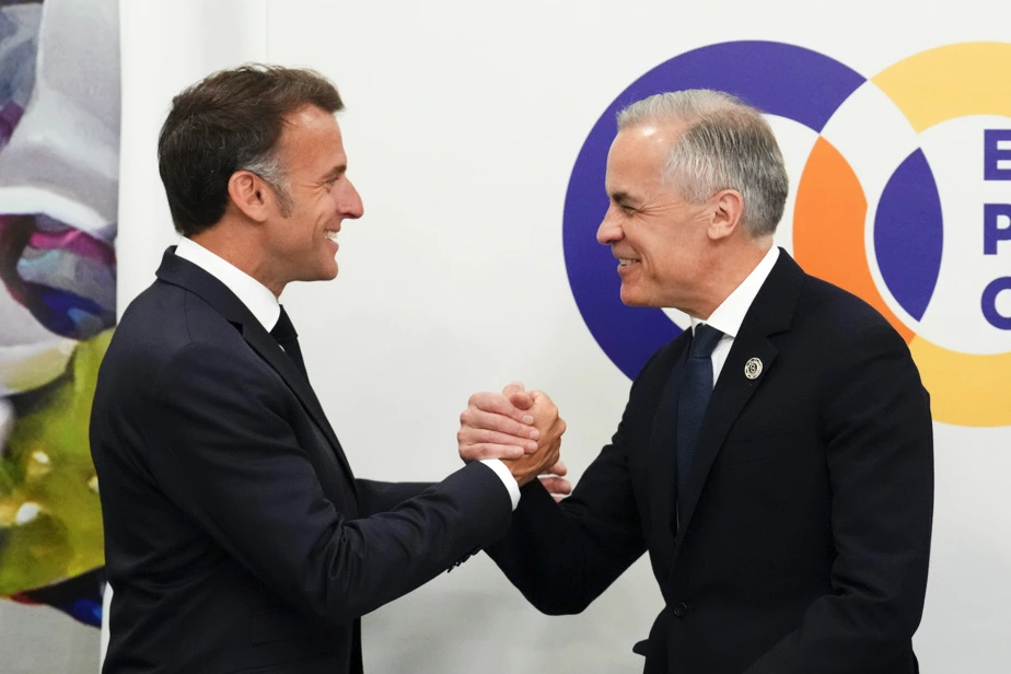 Drapeau du Canada flottant devant des bâtiments européens, avec un bol de soupe au premier plan