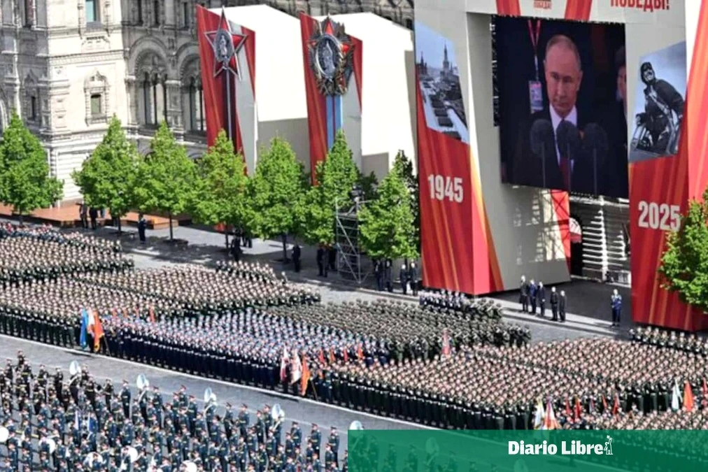 Drapeaux ukrainien et russe devant un bâtiment officiel, illustrant la trêve unilatérale russe en Ukraine