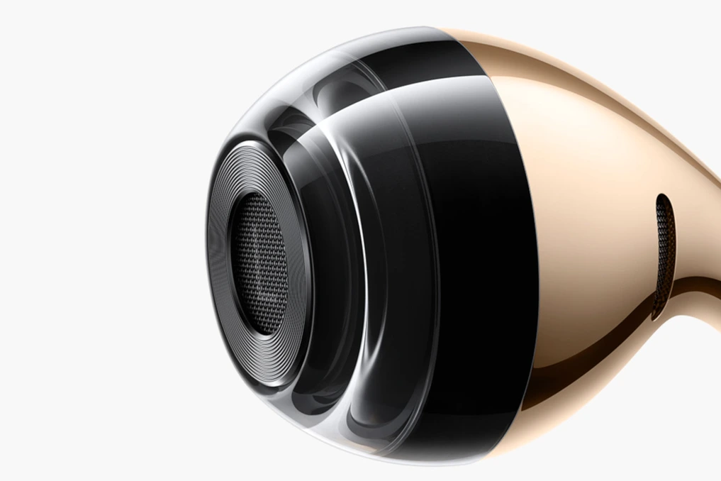 Écouteurs à clip Xiaomi posés sur une table, boîtier ouvert montrant les deux oreillettes noires.