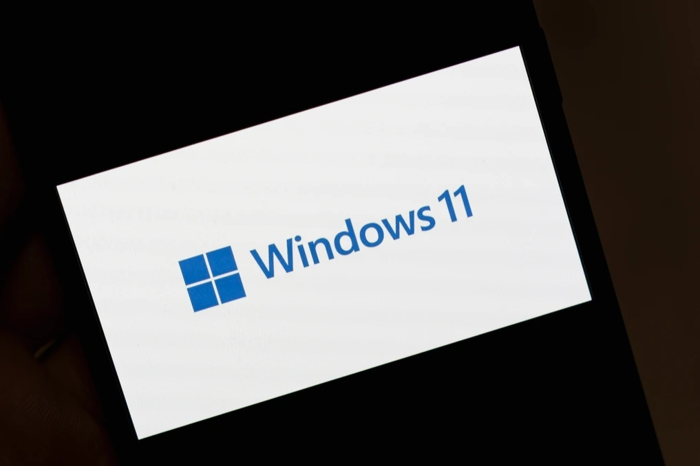 Écran d’ordinateur affichant Windows 11 avec un message d’erreur bloquant une sauvegarde après la mise à jour d’avril 2026