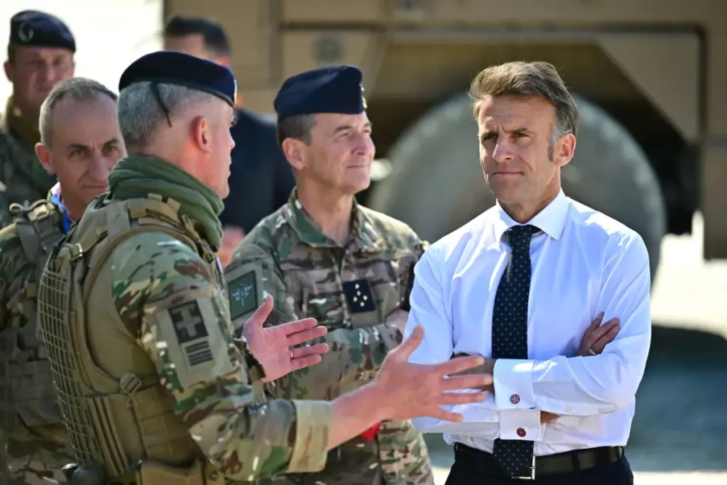 Emmanuel Macron au pupitre lors d’une conférence de presse, drapeaux français et européen en arrière-plan