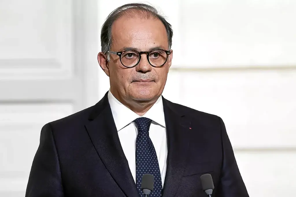 Emmanuel Moulin, nouveau gouverneur de la Banque de France, en costume devant le siège de l’institution.