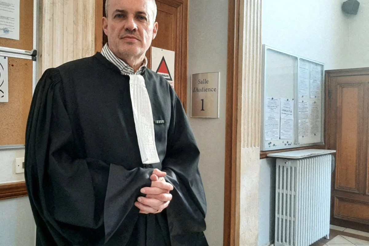 Emmanuel Pierrat en costume, photographié de face lors d’une apparition publique, regard sérieux.