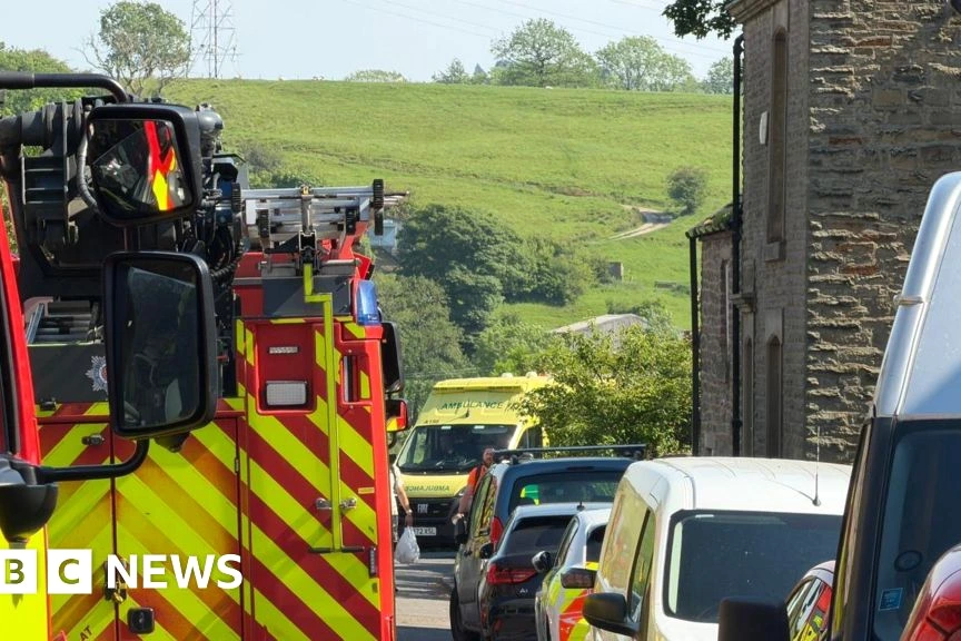 Équipes de secours fouillant la rivière Ribble lors des recherches du garçon de 12 ans disparu.
