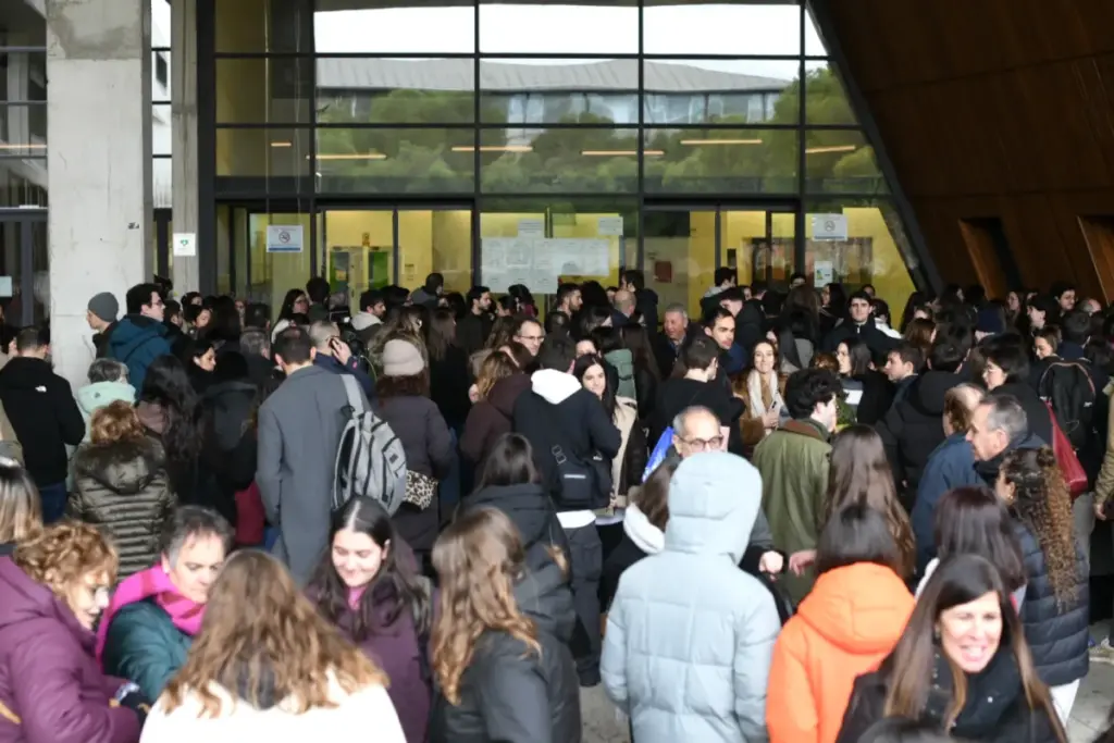 Étudiants en médecine consultent un classement des premières affectations MIR, top 10 affiché sur écran.