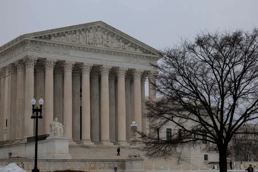 Façade de la Cour suprême des États-Unis, colonnes et marches, drapeau américain au premier plan
