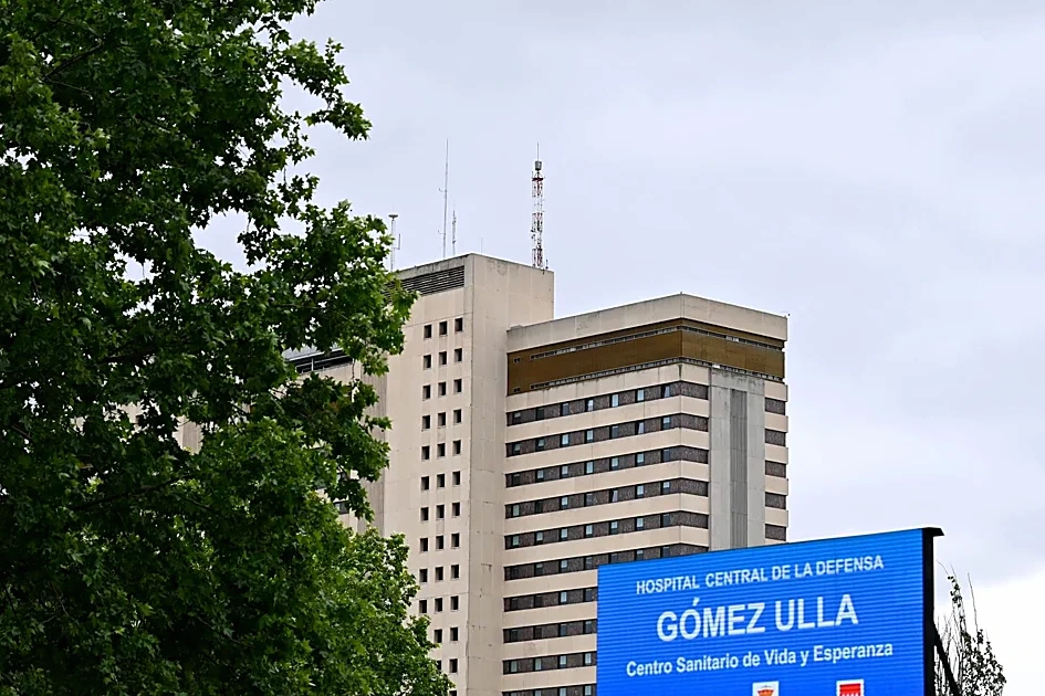 Façade de l’hôpital militaire Gómez Ulla à Madrid, entrée principale et panneaux visibles en journée