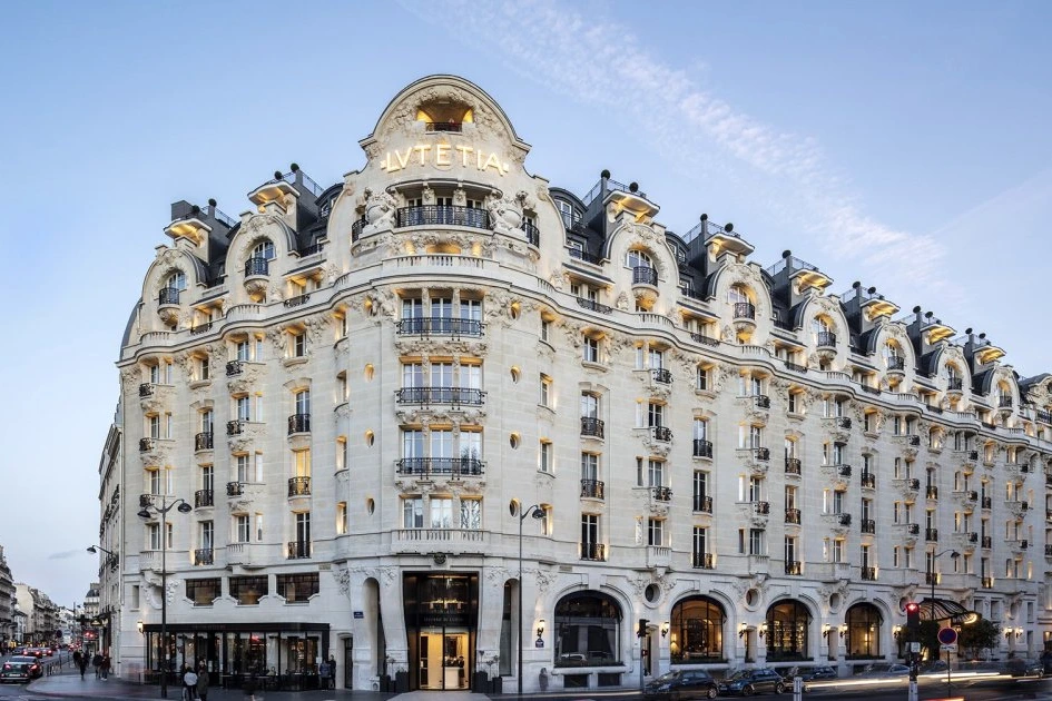 Façade du Mandarin Oriental Lutetia à Paris, entrée majestueuse et drapeaux au-dessus du porche