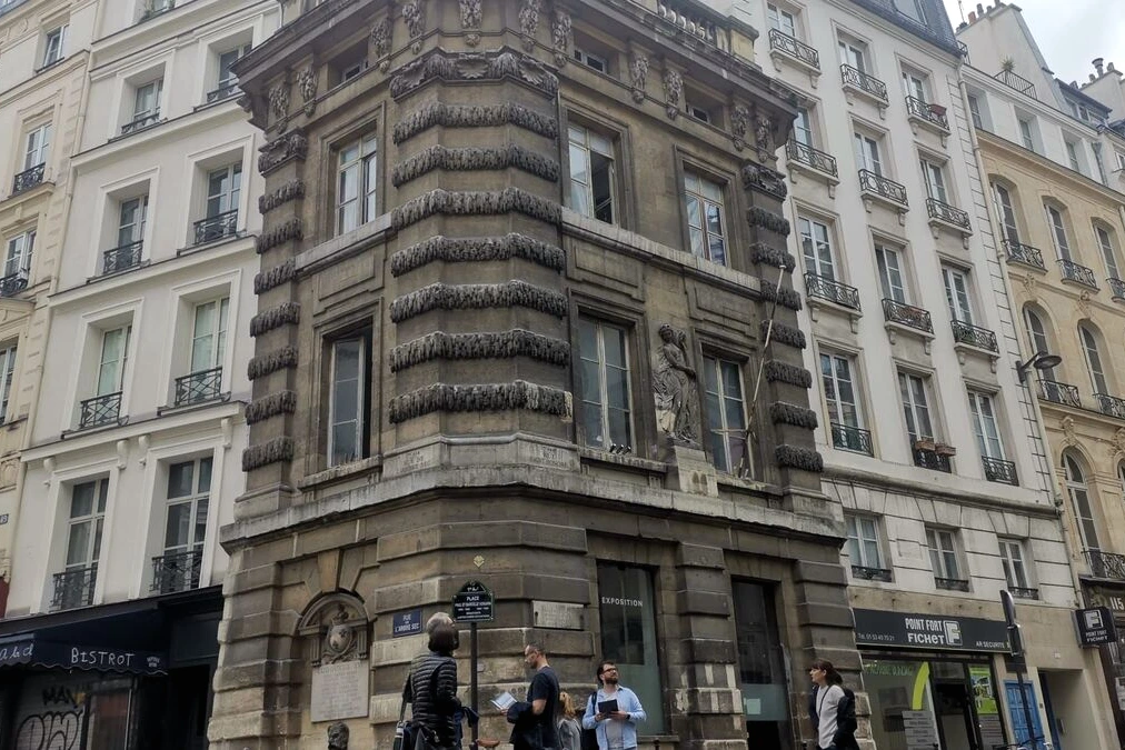 Façade d’un squat légal à Paris, avec artistes et banderole « Non à l’expulsion » devant l’entrée