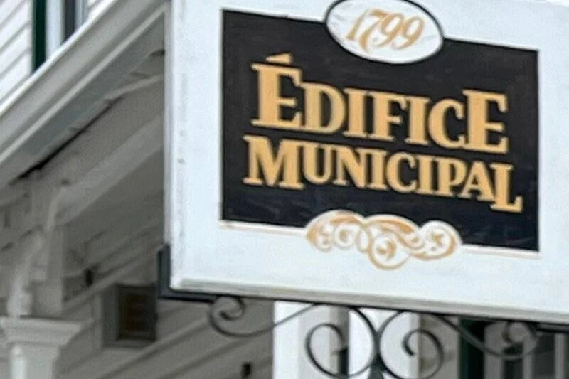 Festival de la génératrice : génératrice portative branchée devant une maison dans un village québécois