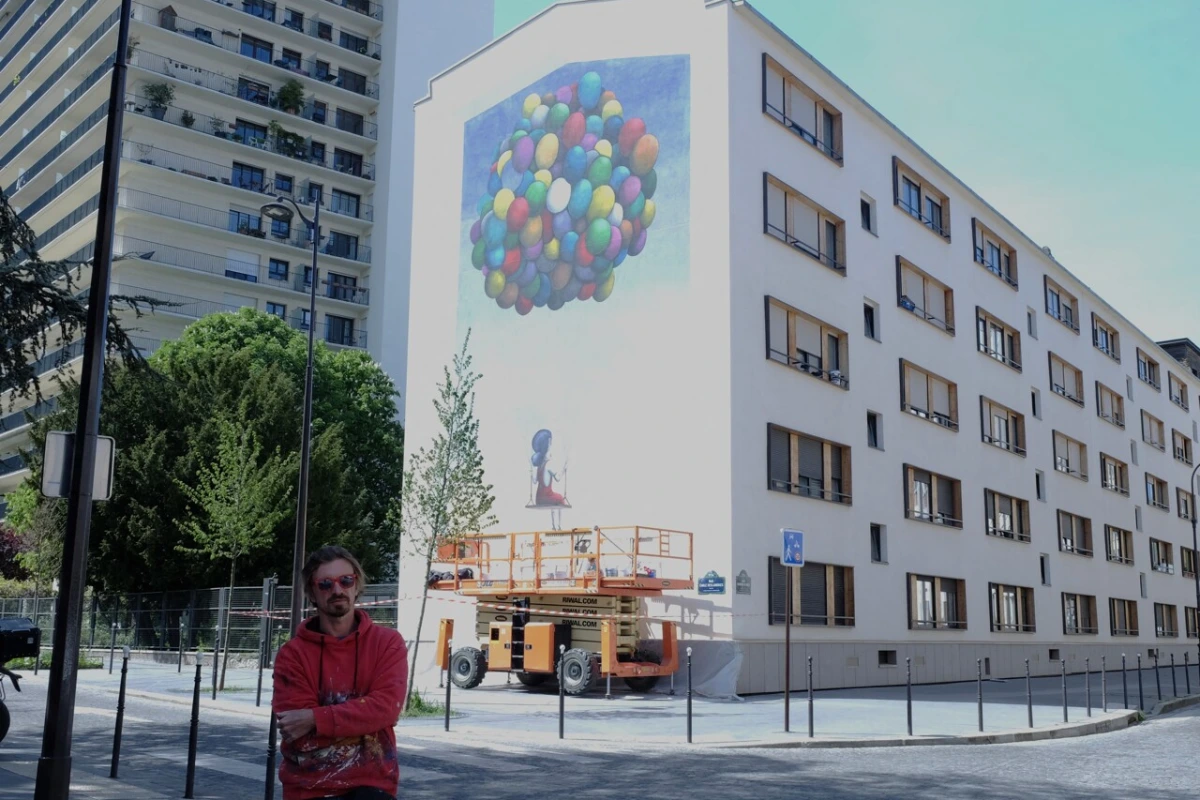 Fresque de street art colorée sur un immeuble du 13e arrondissement de Paris, vue depuis la rue