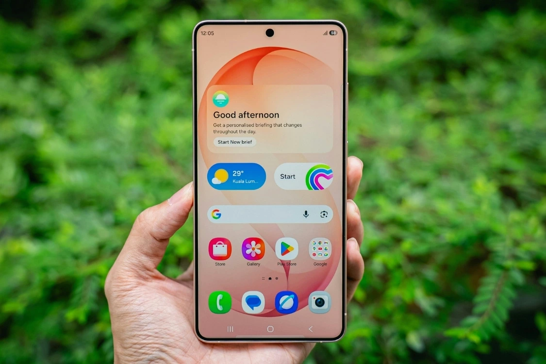 Galaxy S26 affichant l’interface One UI 9 en bêta, avec écran d’accueil et icônes Samsung visibles
