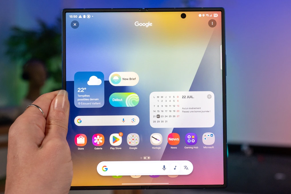 Galaxy Z Fold 8 déplié, écran pliable lumineux visible, posé sur une table avec charnière mise en avant