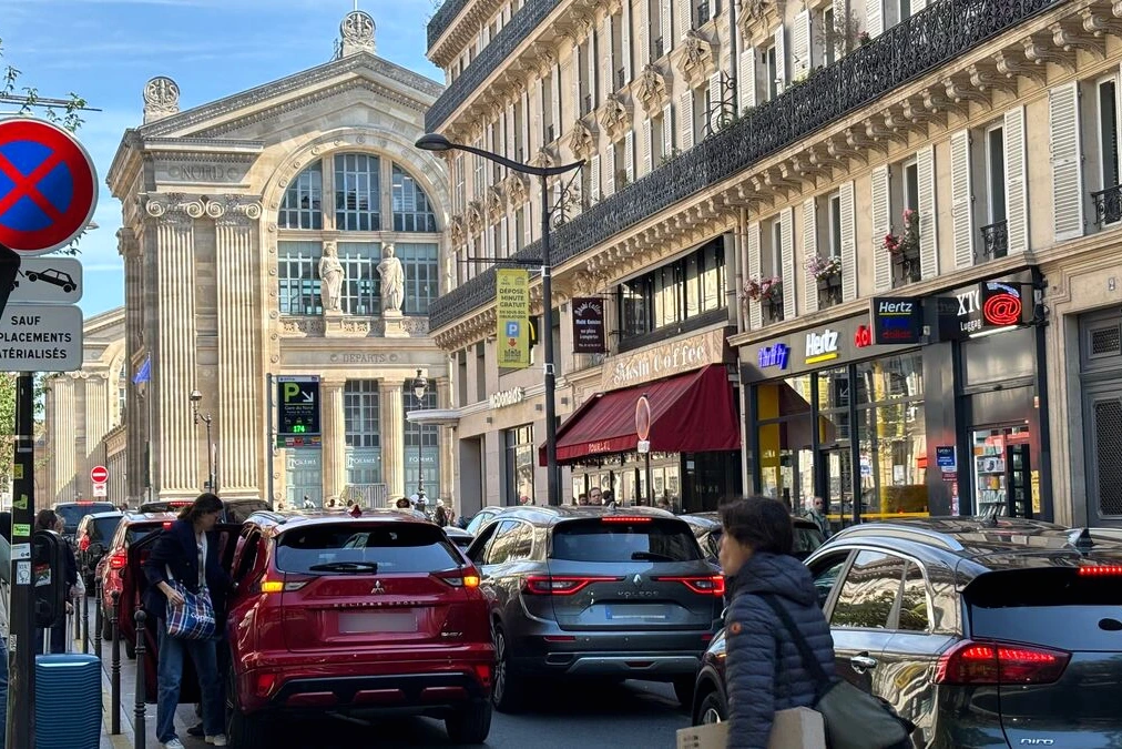 Gare du Nord : file de taxis et VTC à l’arrêt devant la gare, circulation dense et piétons sur le trottoir