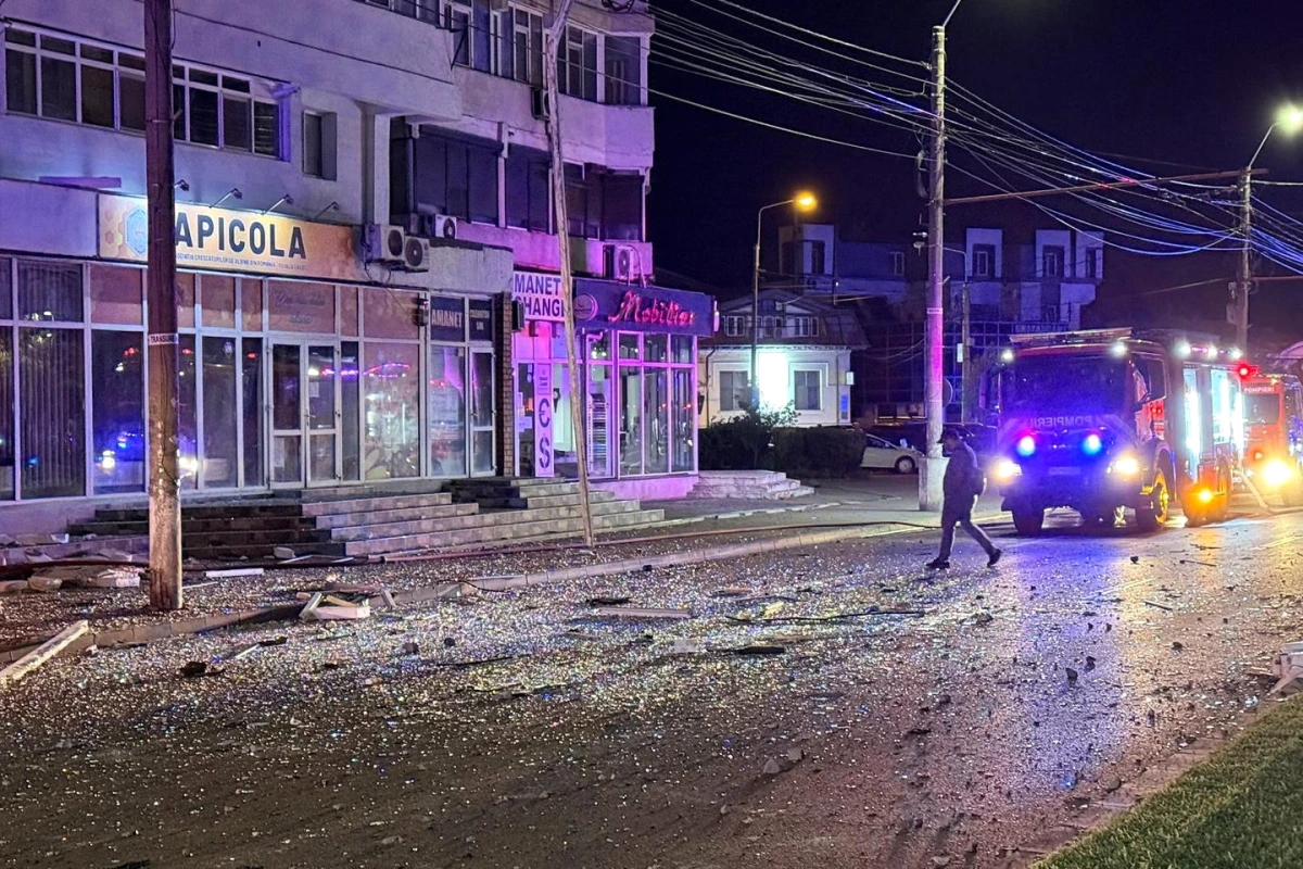 Immeuble en Roumanie endommagé après l’impact d’un drone russe, débris au sol près de l’Ukraine