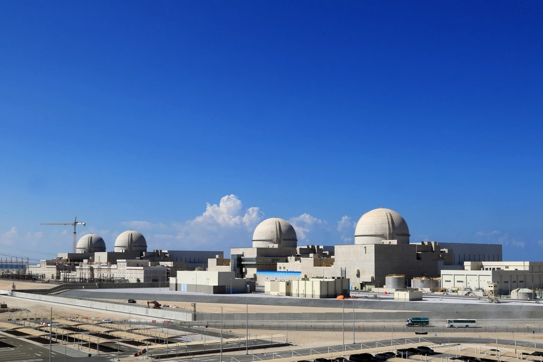 Incendie et fumée près d’une centrale nucléaire aux Émirats arabes unis après une frappe de drone