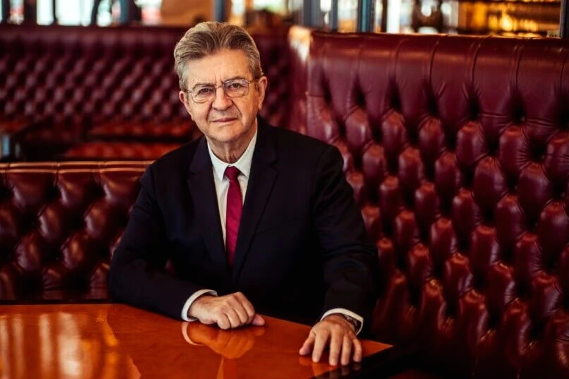 Jean-Luc Mélenchon face aux journalistes, micro tendu, lors d’une conférence de presse sur sa candidature