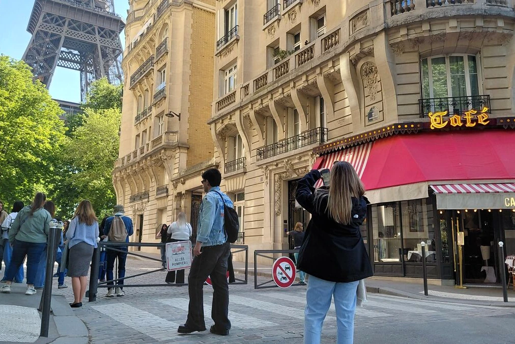 Jeune femme retrouvée morte dans sa baignoire à Paris, salle de bain avec baignoire et ruban de police.