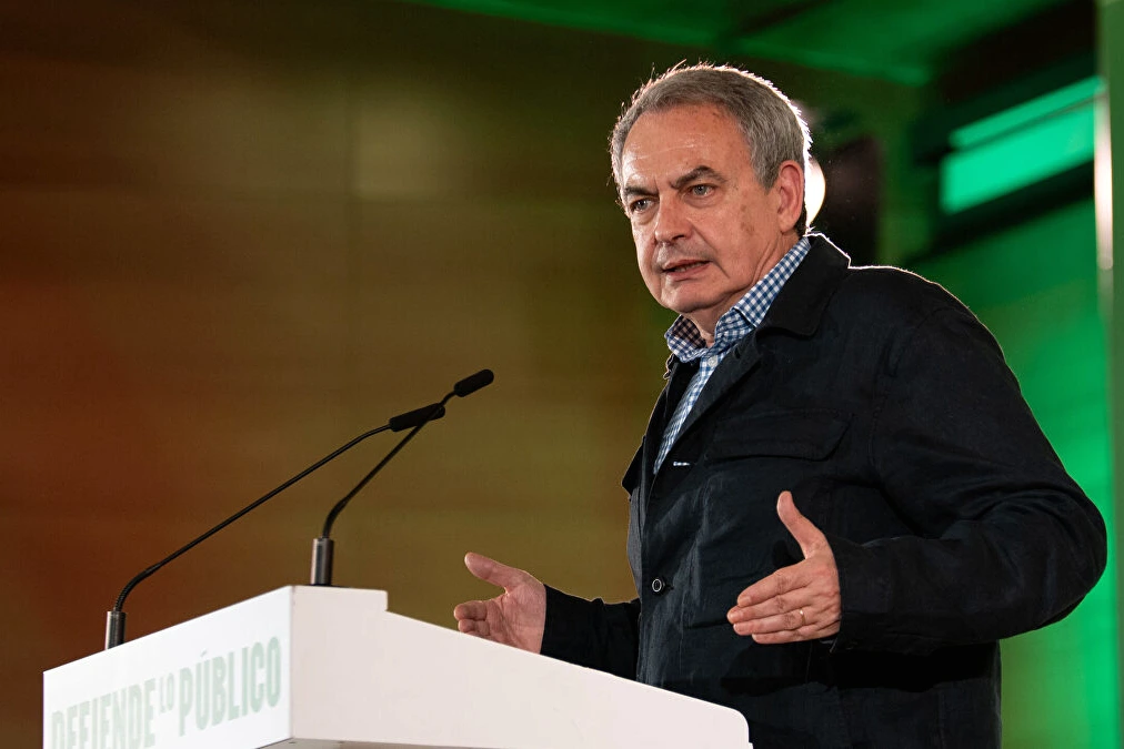 José Luis Zapatero devant un logo Telefónica, parlant à des journalistes lors d’un point presse