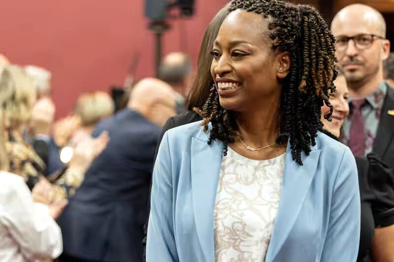 La députée Shirley Dorismond posant devant un logo de la CAQ lors d’un point de presse avec Fréchette
