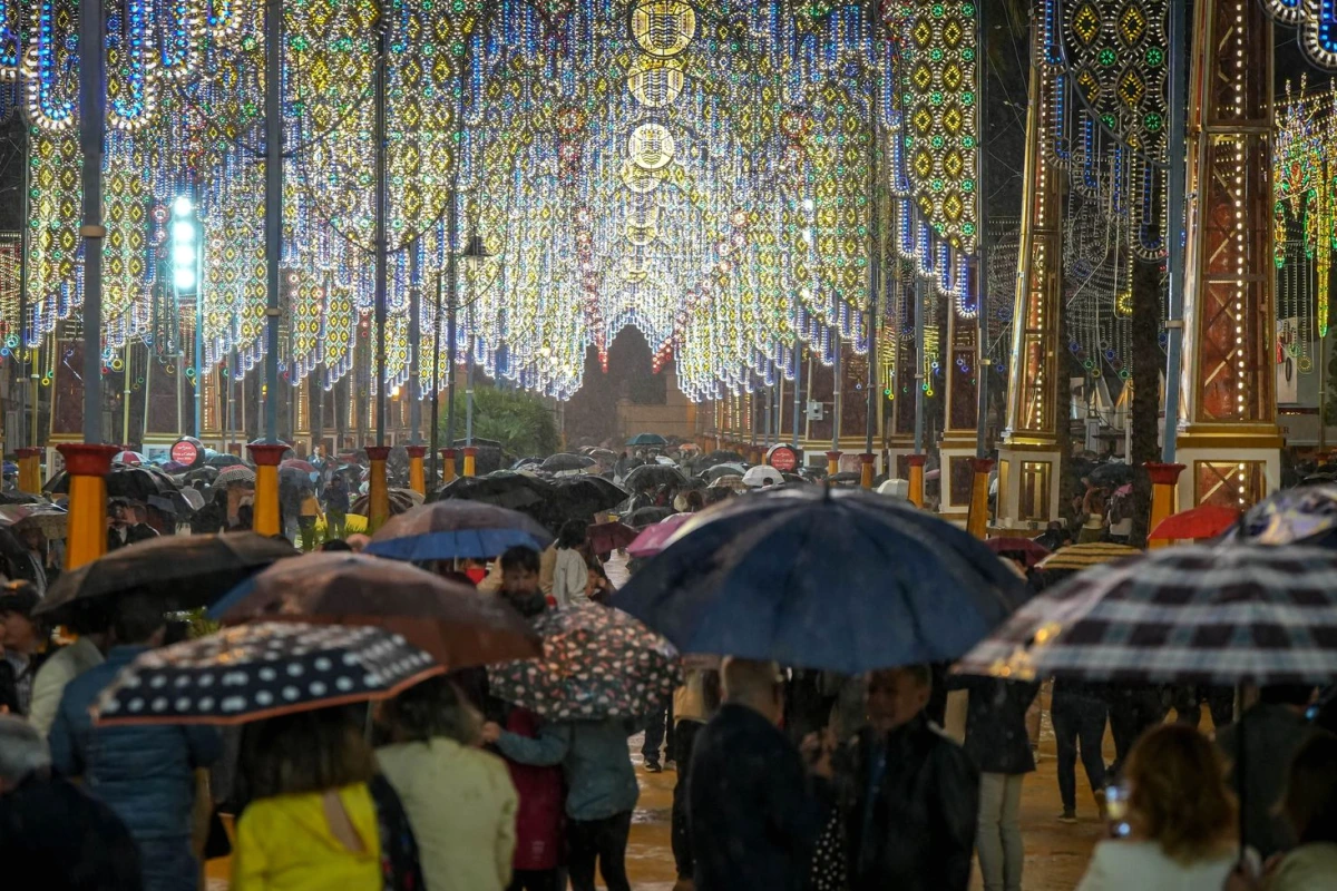 La Feria de Jerez à Hontoria : jets d’eau illuminés et reflets colorés sur la place de fête