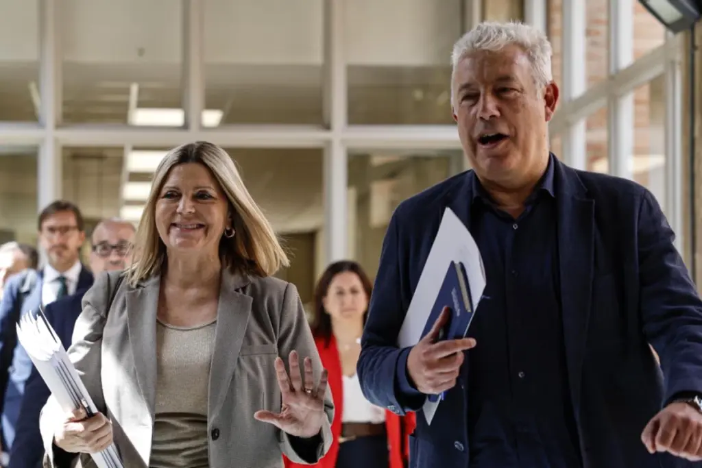 La Generalitat Valenciana devant un bâtiment officiel, avec des enseignants rassemblés et des pancartes de grève