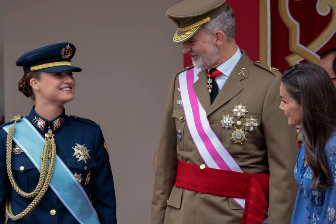 La princesse Leonor en uniforme militaire lors du Jour des Forces armées, saluant devant des troupes