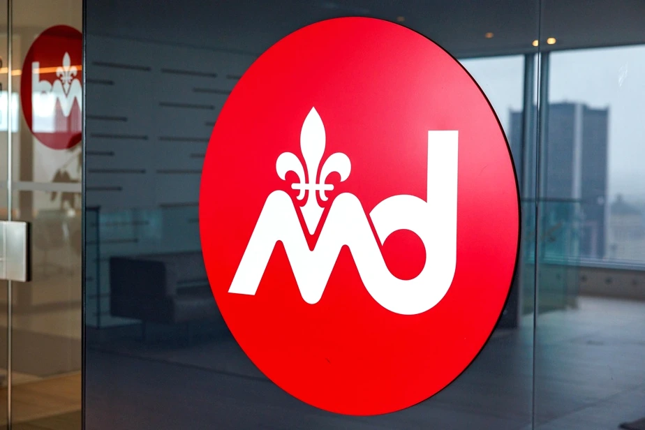 Le Collège des médecins du Québec en conférence de presse, micros et logo visibles sur un pupitre